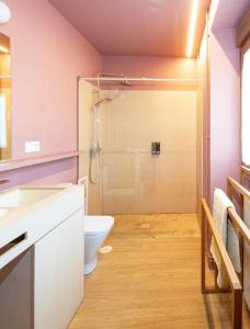 La salle de bains est pourvue d'une douche, de toilettes et d'un lavabo. dans l'établissement AG Casa Rural Carballo jardín y playa a 14km, à Artes