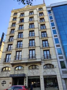 un gran edificio con ventanas laterales en May park HOTEL, en Izmir