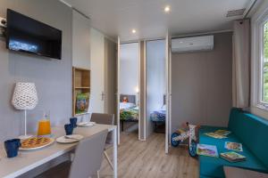 TV a/nebo společenská místnost v ubytování Camping Piantelle