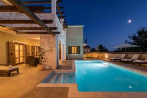 Bazén v ubytování Villa Rajana for 14 persons with kids playground & pool heating in Central Istria nebo v jeho okolí