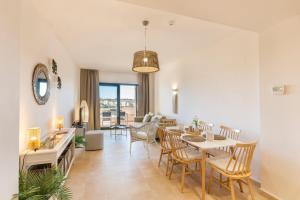 Fuente-Álamo de Murcia的住宿－App Paraïso - Golf Resort Hacienda，客厅设有餐桌和椅子