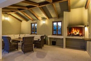 Posedenie v ubytovaní Villa Rajana for 14 persons with kids playground & pool heating in Central Istria