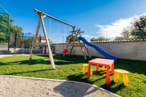 Detský kútik v ubytovaní Villa Rajana for 14 persons with kids playground & pool heating in Central Istria