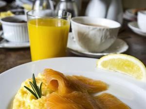 een bord eten op een tafel met sinaasappelsap bij Dowfold House Bed and Breakfast in Crook