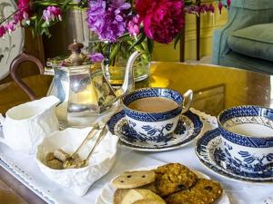 een tafel met blauwe en witte kopjes en borden met voedsel bij Dowfold House Bed and Breakfast in Crook