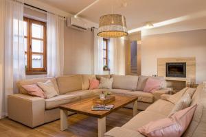 Posedenie v ubytovaní Villa Rajana for 14 persons with kids playground & pool heating in Central Istria
