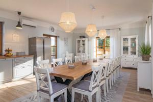 Kuchyňa alebo kuchynka v ubytovaní Villa Rajana for 14 persons with kids playground & pool heating in Central Istria