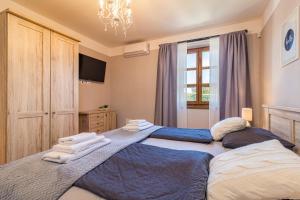 Posteľ alebo postele v izbe v ubytovaní Villa Rajana for 14 persons with kids playground & pool heating in Central Istria