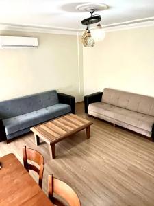 un soggiorno con divano e tavolino da caffè di Halic Apart Hotel a Yalova