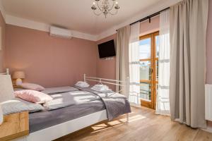 Posteľ alebo postele v izbe v ubytovaní Villa Rajana for 14 persons with kids playground & pool heating in Central Istria