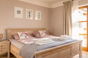 Posteľ alebo postele v izbe v ubytovaní Villa Rajana for 14 persons with kids playground & pool heating in Central Istria