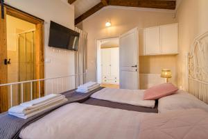 Posteľ alebo postele v izbe v ubytovaní Villa Rajana for 14 persons with kids playground & pool heating in Central Istria