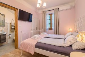 Posteľ alebo postele v izbe v ubytovaní Villa Rajana for 14 persons with kids playground & pool heating in Central Istria