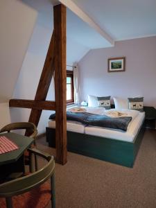 sypialnia z 2 łóżkami, stołem i krzesłem w obiekcie Auersberg Haus w mieście Eibenstock