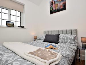 Un dormitorio con una cama con una manta. en 2 Bed in Stokesley 75544 en Stokesley