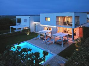 Πισίνα στο ή κοντά στο Villa Sky Dream for 8 persons near Novigrad +37 φωτογραφίες