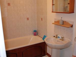 a bathroom with a bath tub and a sink at 3 Bed in Isle of Barra CA295 in Ersary