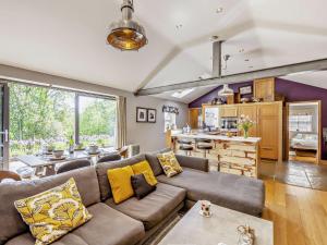a living room with a couch and a kitchen at 2 Bed in Nidderdale G0156 in Hampsthwaite