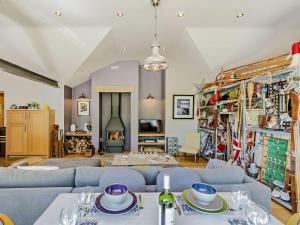 a living room with blue couches and a fireplace at 2 Bed in Nidderdale G0156 in Hampsthwaite