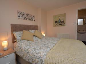 a bedroom with a bed and two lamps and a sink at 1 Bed in Ironbridge 73319 in Buildwas