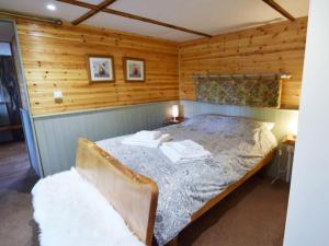 a bedroom with a bed in a wooden room at 1 Bed in Bodiam 74237 in Bodiam
