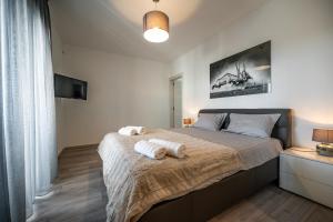 Postel nebo postele na pokoji v ubytování Villa Luen near Pula with large garden and private pool for families