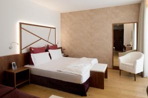 A bed or beds in a room at Hotel Campagnola