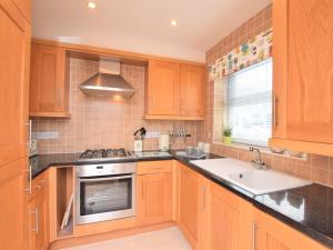 Virtuvė arba virtuvėlė apgyvendinimo įstaigoje 3 Bed in Westward Ho 74354