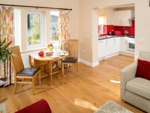 kuchnia i salon ze stołem i kanapą w obiekcie 1 Bed in Howden G0181 w mieście Saltmarshe