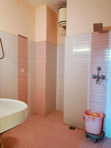 y baño con bañera y ducha con cubo. en Hotel Braj Haveli, en Jaipur