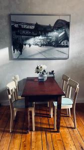 mesa de comedor con sillas y una foto en la pared en Belle Époque, en Solingen