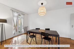 una sala da pranzo con tavolo e sedie neri di Spacious Apartment in Zurich a Zurigo