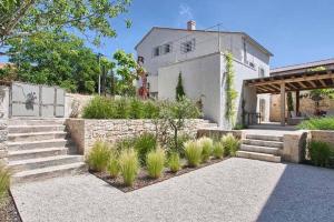 ein Haus mit einer steinernen Mauer und einer Treppe in der Unterkunft Villa Charlotte for 14 persons with 73m2 Pool in Central Istria in Radovani