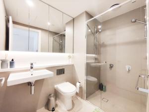 ein Bad mit einem WC, einem Waschbecken und einer Dusche in der Unterkunft French Country Style in Olympic Park in Sydney