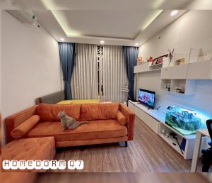 - un salon avec un canapé et un aquarium dans l'établissement Nhà là nơi đầy đủ tiện nghi, à Hô-Chi-Minh-Ville