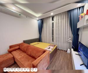 - un salon avec un canapé et une télévision dans l'établissement Nhà là nơi đầy đủ tiện nghi, à Hô-Chi-Minh-Ville