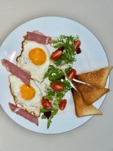 ein Frühstücksteller mit Eiern und Toast in der Unterkunft LOFT HOUSE in Schidnyzja