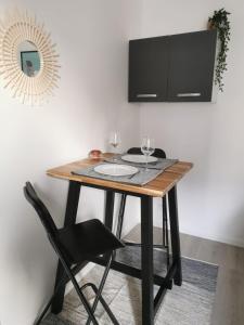 tavolo da pranzo con 2 bicchieri da vino e specchio di studio 1/2 lesage#garedereims a Reims