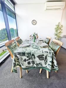 uma sala de jantar com mesa e cadeiras em French Country Style in Olympic Park em Sydney