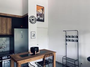 une chambre avec une table et une horloge sur le mur dans l'établissement Appartement design au cœur de Montpellier avec parking privé, à Montpellier