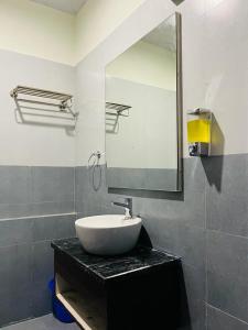 een badkamer met een wastafel en een spiegel bij MY ROOMZ BANARAS in Varanasi