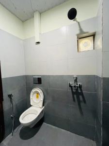 La salle de bains est pourvue de toilettes et d'un lavabo. dans l'établissement MY ROOMZ BANARAS, à Varanasi