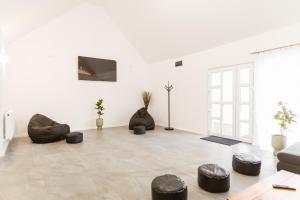 Cabana Erta : غرفة معيشة بيضاء مع أريكة وكراسي