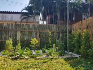 Κήπος έξω από το Kedthawa Homestay เฮือนนาวา