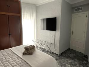 1 dormitorio con 1 cama con toallas en DS Luxury Center, en Córdoba