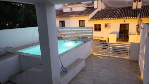 - une piscine sur le balcon d'une maison dans l'établissement Chalet con piscina a 20 minutos de Sierra Nevada, à Cenes de la Vega