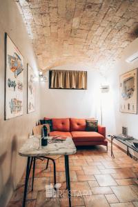 una sala de estar con un sofá y una mesa en Restart Accommodations Rosa, en Roma