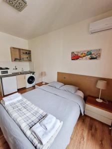 A bed or beds in a room at Apartamentos TravelBudget Gran Vía