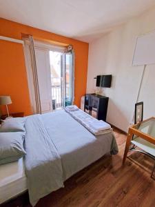 A bed or beds in a room at Apartamentos TravelBudget Gran Vía