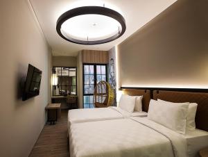 um quarto com 2 camas e uma grande janela em Posto Dormire Sudirman em Jakarta